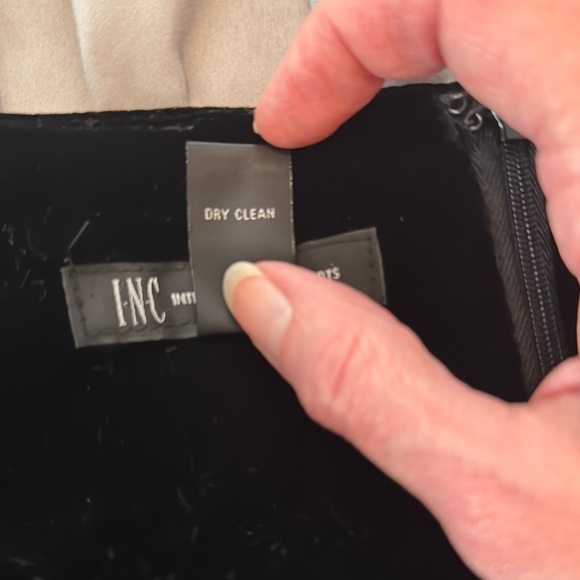 Elegant Black Velvet Skirt - Picture 4 of 4